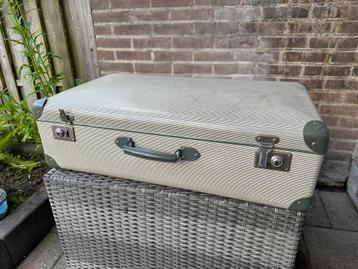 Decoratieve vintage koffer beschikbaar voor biedingen