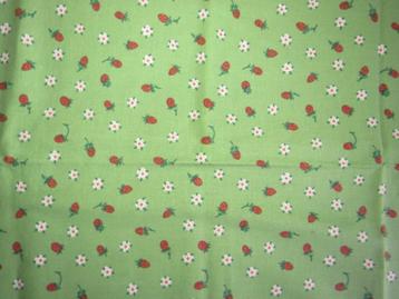 Vintage lap stof groen met aardbeitjes en witte bloemetjes beschikbaar voor biedingen