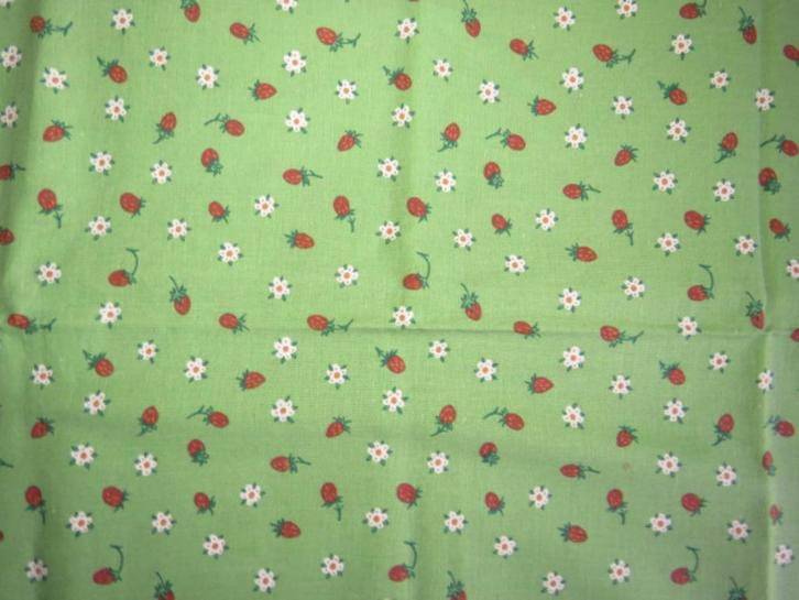 Vintage lap stof groen met aardbeitjes en witte bloemetjes, Hobby en Vrije tijd, Stoffen en Lappen, Zo goed als nieuw, Katoen