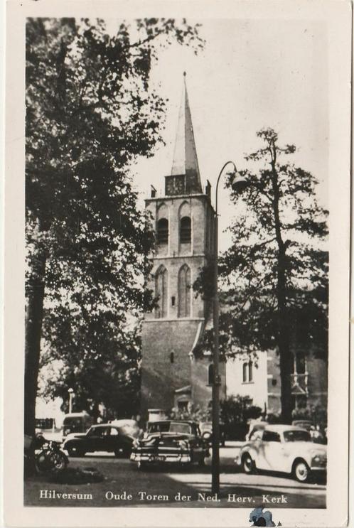 HILVERSUM Oude Toren N.H. Kerk met Auto's 1958, Verzamelen, Ansichtkaarten | Nederland, Gelopen, Noord-Holland, 1940 tot 1960