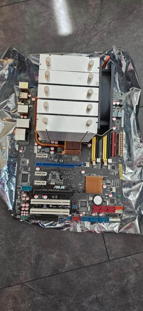 Asus P5Q Pro Socket 775 Moederbord plus 4Gb ddr4 ram snel !!, Computers en Software, Moederborden, Gebruikt, DDR2, Ophalen