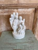 Wit vintage beeld. Ouders met 3 kinderen. Beschermende hand., Ophalen, Gebruikt, Mens