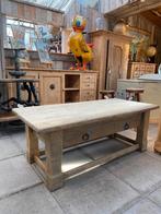 Een Frans eiken salontafel tafel met lade