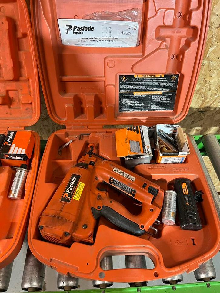 Paslode Impulse Accu Nagelpistool Set 2 stuks, Doe-het-zelf en Verbouw, Gereedschap | Handgereedschap, Gebruikt, Ophalen