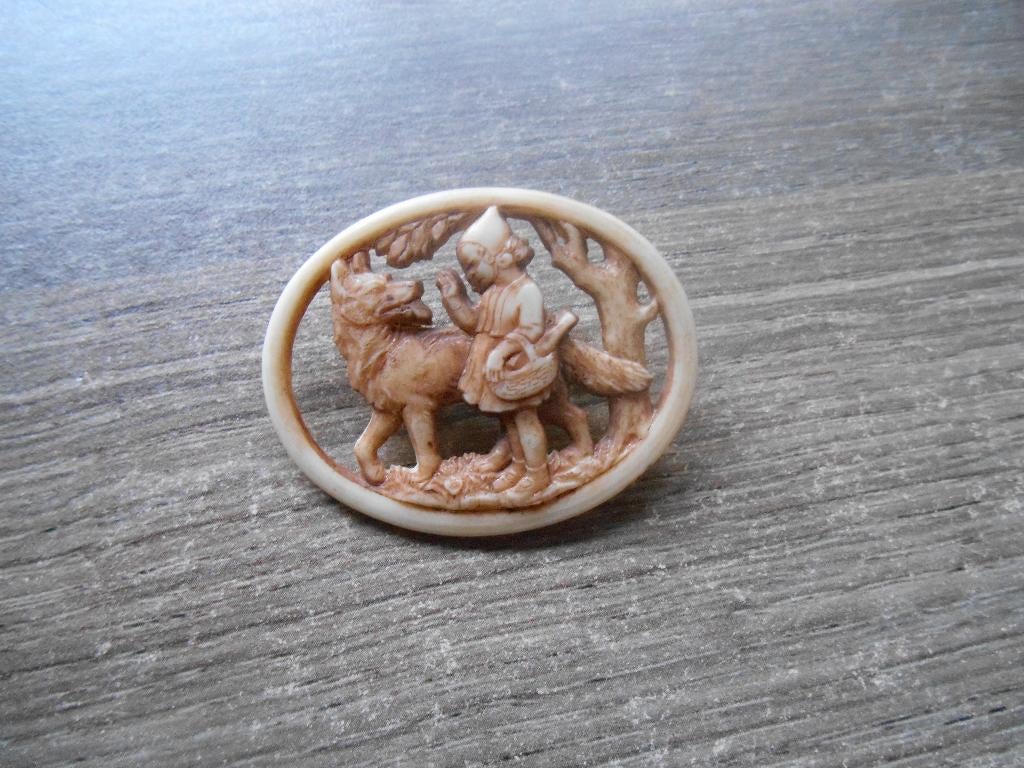 Winterhulp Nederland Sprookjes uitgave WHN broche Roodkapje, Verzamelen, Ophalen of Verzenden, Overige soorten, Nederland, Overige typen