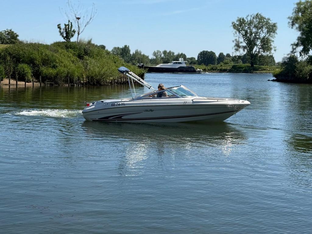 Searay 185 bowrider sport 4.3 mercury 6 cilinder, Watersport en Boten, Speedboten, Ophalen, Binnenboordmotor, 120 tot 200 pk, Zo goed als nieuw