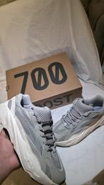 Yeezy Boost 700 Sneakers - Grijs, Adidas Yeezy, Nieuw, Ophalen of Verzenden, Sneakers of Gympen