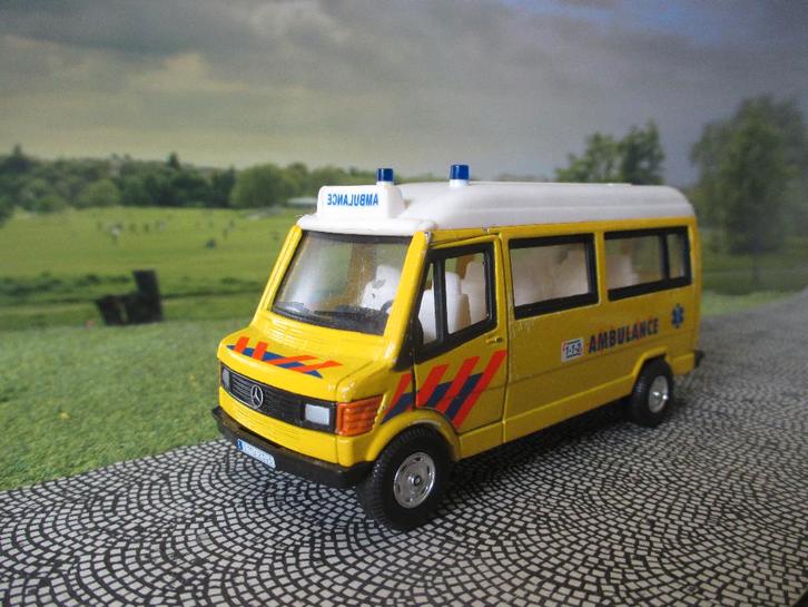 1/43 Mercedes Benz 207 / 307 / 308 - Cararama AMBULANCE NL, Hobby en Vrije tijd, Modelauto's | 1:43, Gebruikt, Auto, Overige merken