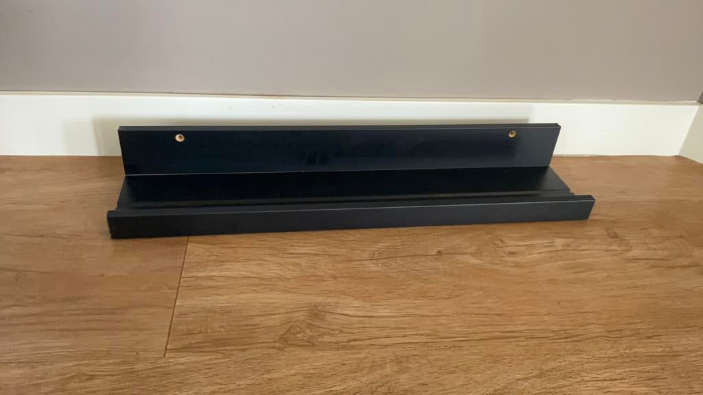 Nieuwe zwarte Ikea Mosslanda schilderijplank 55 cm, Huis en Inrichting, Woonaccessoires | Wandplanken en Boekenplanken, Ophalen