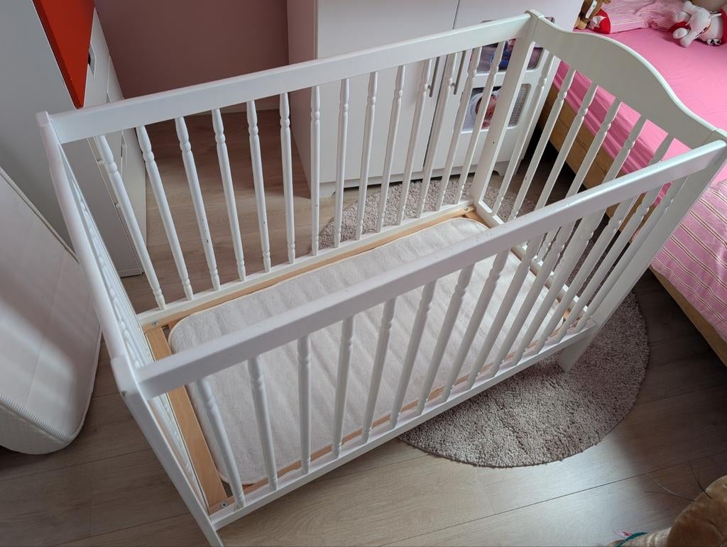 Wit houten ledikantje met matras, Kinderen en Baby's, Babywiegjes en Ledikanten, Ophalen, Gebruikt, Ledikant