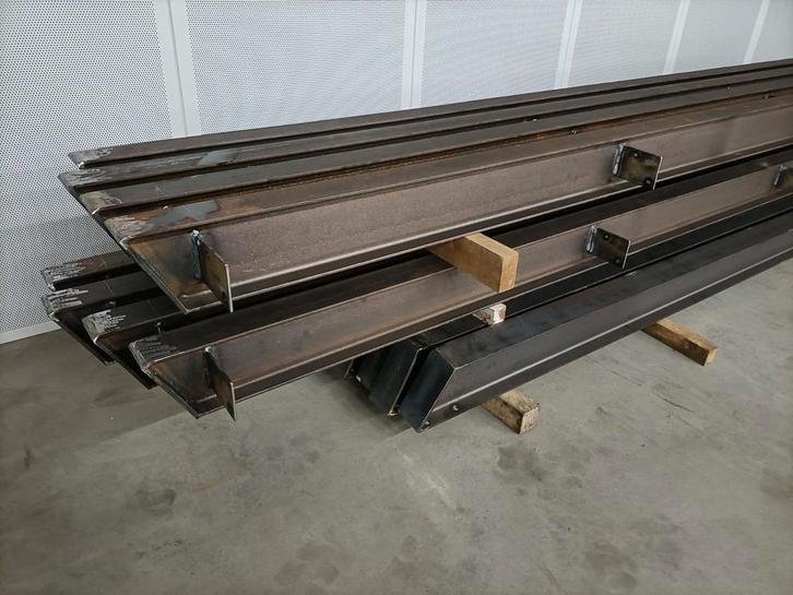 4 stalen spanten 8 meter breed., Doe-het-zelf en Verbouw, Metalen, Ophalen of Verzenden