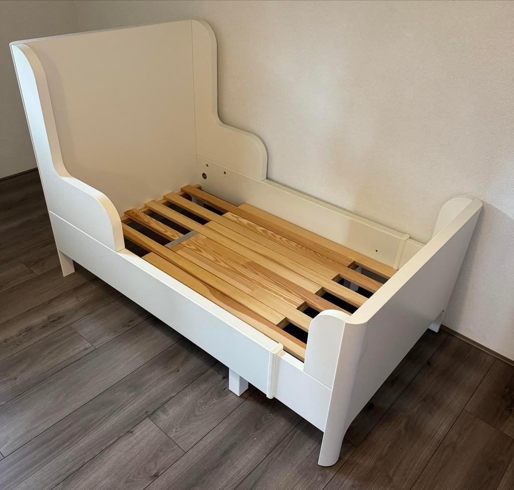 IKEA Busunge meegroeibed wit - verstelbaar kinderbed, 70 tot 85 cm, Ophalen of Verzenden, Zo goed als nieuw, Matras