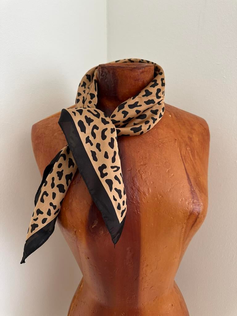 Luipaardprint satijnen sjaaltje, Ophalen of Verzenden, Zo goed als nieuw, Maat 38/40 (M), Sjaal