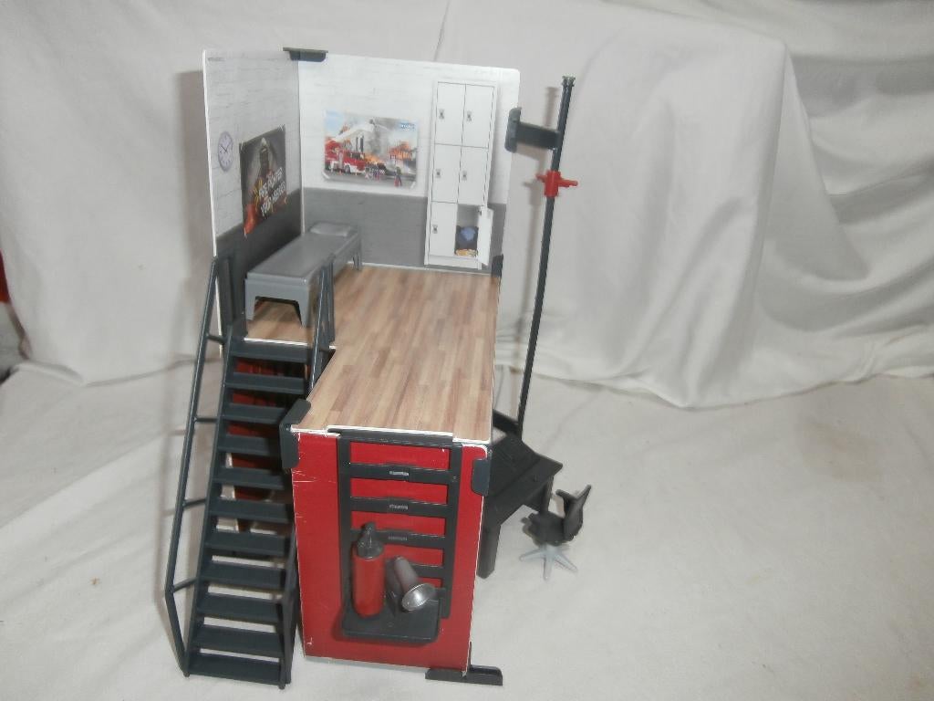 Bruder brandweer kazerne met brandweerman en Land Rover, Kinderen en Baby's, Speelgoed | Speelgoedvoertuigen, Ophalen, Zo goed als nieuw