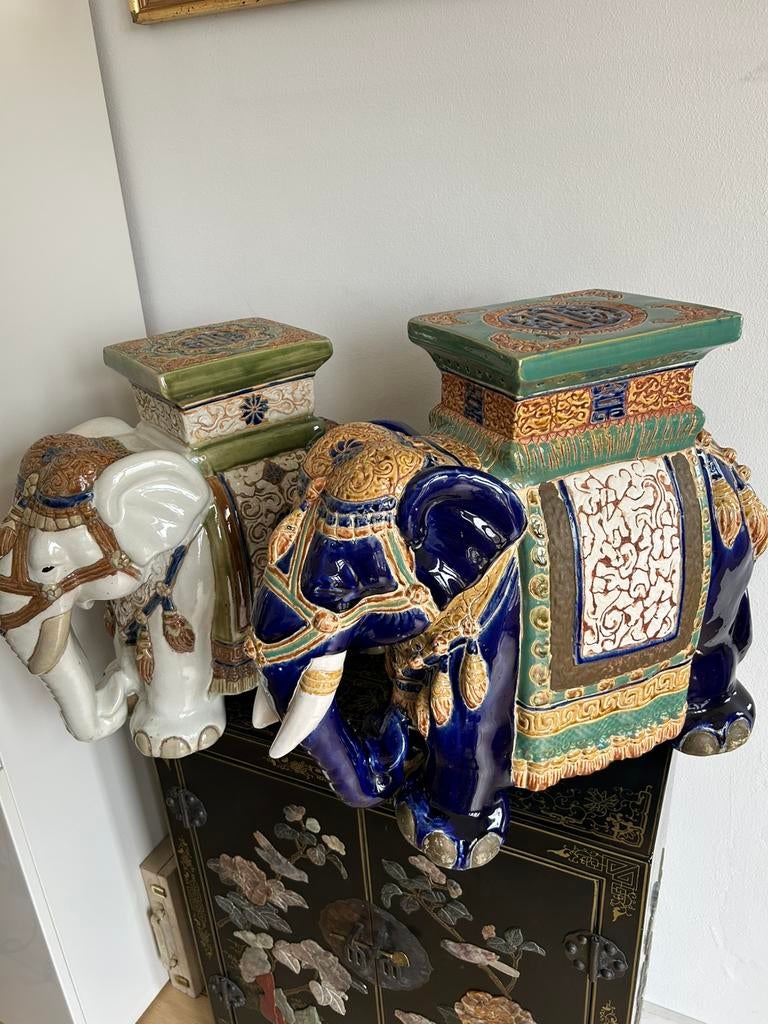 Twee porseleinen olifanten bijzet- plantentafeltjes., Antiek en Kunst, Kunst | Niet-Westerse kunst, Ophalen