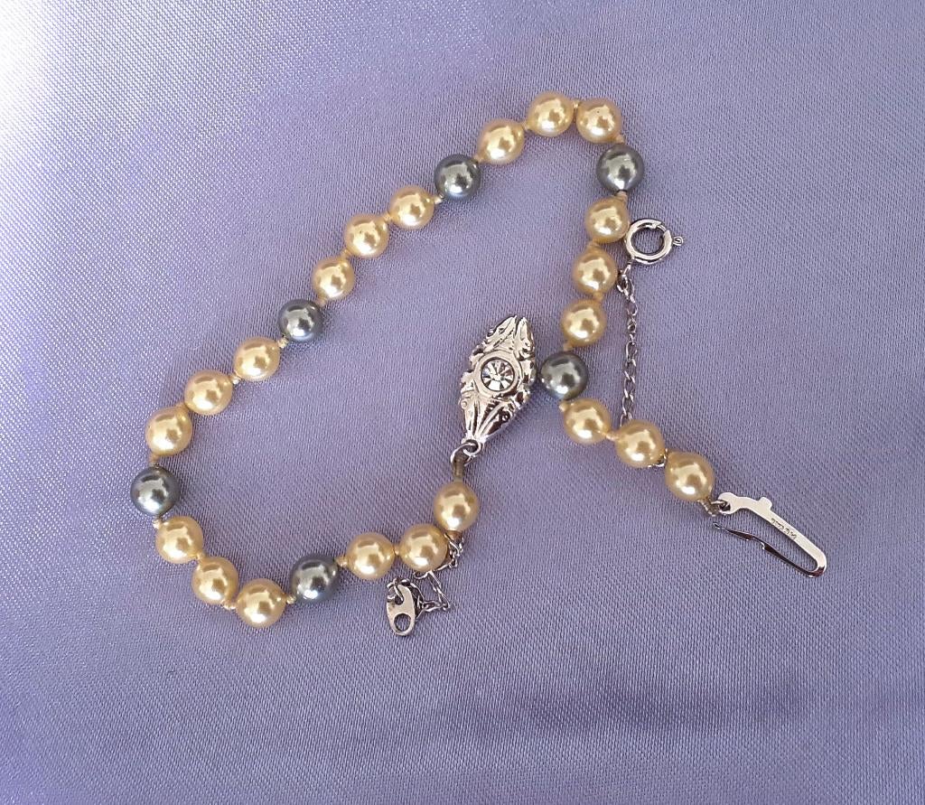 parelarmband witte en grijze parels met dubbel slotje, Ophalen of Verzenden, Nieuw, Wit