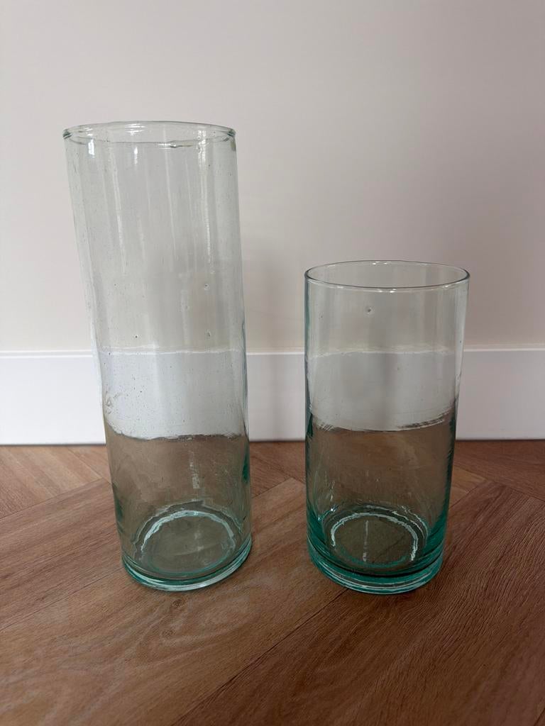 Twee vazen van gerecycled glas, Blauw, Ophalen of Verzenden, Minder dan 50 cm, Glas