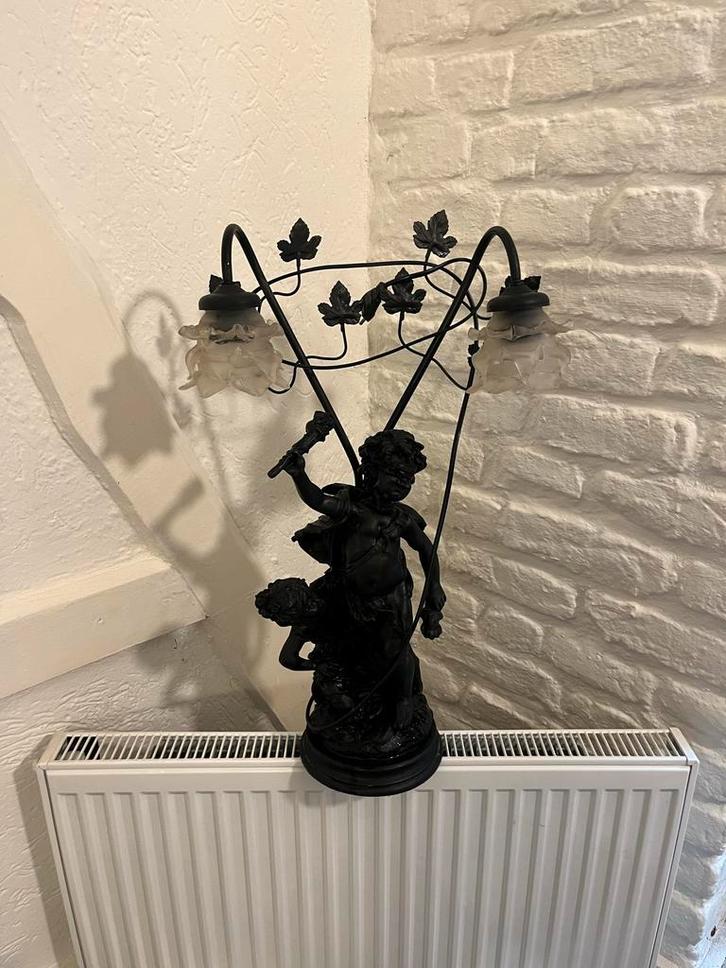 Antieke tafellamp met cherubijnen en bloemvormige kappen, Antiek en Kunst, Antiek | Lampen, Ophalen
