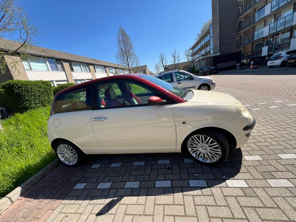 Lancia Ypsilon 1.4 16V AUT 2005 Wit, Auto's, 970 kg, 40 €/maand, 400 kg, Wit