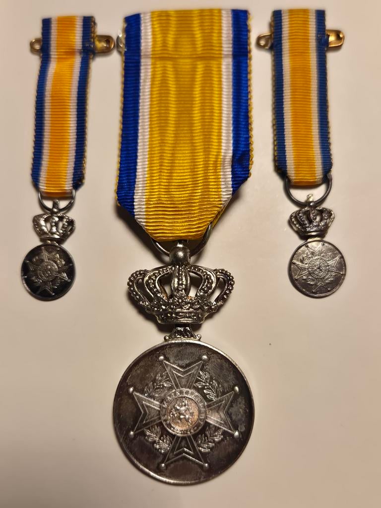 Ere medaille Orde Oranje Nassau in zilver met 2 x miniatuur, Ophalen of Verzenden, Landmacht, Nederland, Lintje, Medaille of Wings