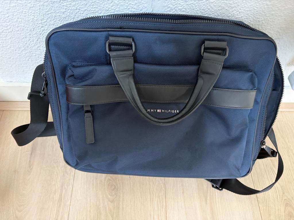 Donkerblauwe Tommy Hilfiger schoudertas, Ophalen of Verzenden, Zo goed als nieuw, Blauw, Overige merken