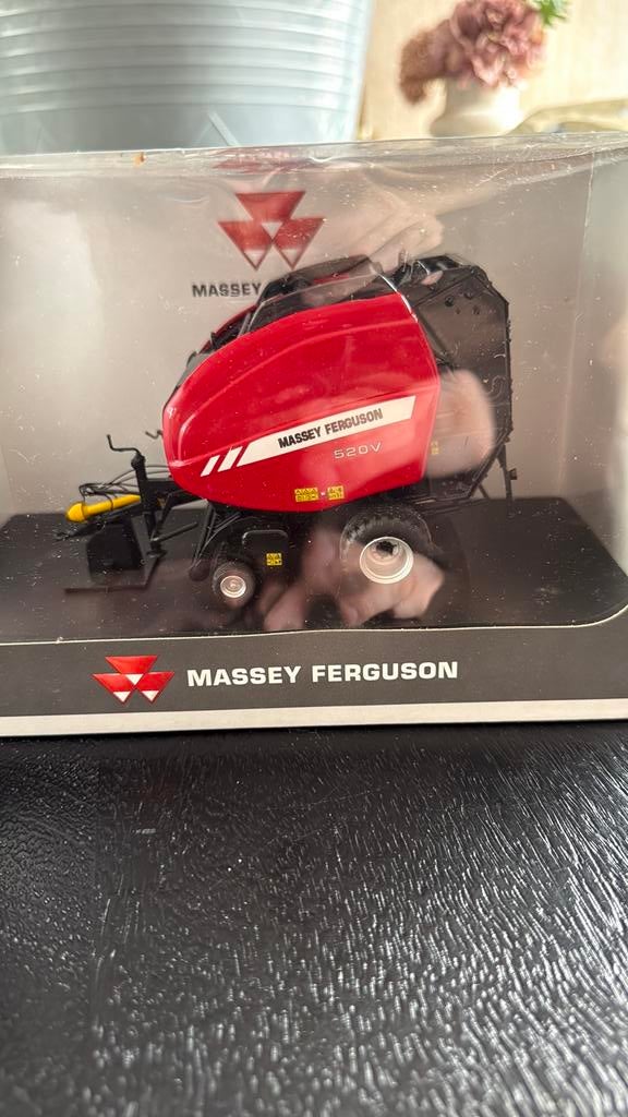 Massy ferguson balenpers 520 v, Ophalen of Verzenden, Zo goed als nieuw, Tractor of Landbouw, Universal Hobbies