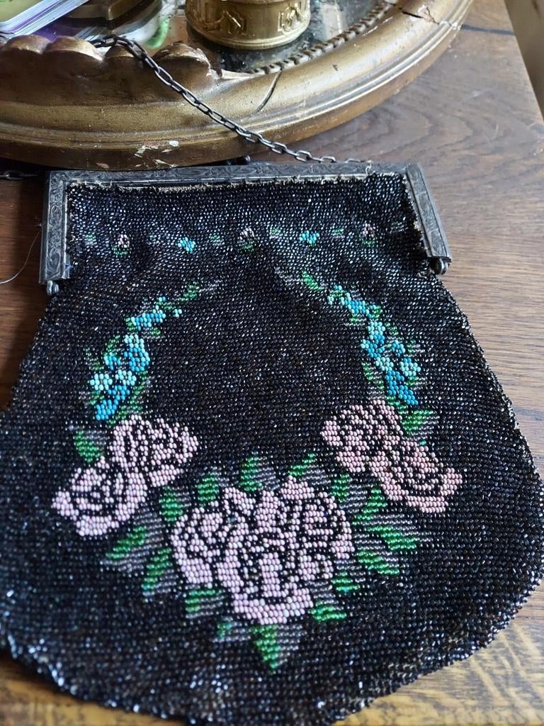 Prachtige grote oude sleetse Art-Deco kraaltjes beugel tas, Antiek en Kunst, Antiek | Kleding en Accessoires, Ophalen of Verzenden