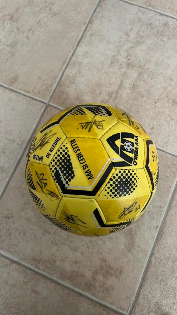 **Titel:** VVV Venlo gesigneerde bal (hele selectie), Sport en Fitness, Maat XS of kleiner, Ophalen of Verzenden, Zo goed als nieuw