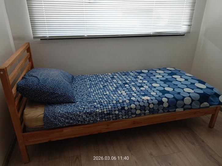 Ikea grenen bedframe 90x200 cm, Huis en Inrichting, Slaapkamer | Bedden, Gebruikt, Eenpersoons, 90 cm, 200 cm, Hout, Bruin, Ophalen of Verzenden