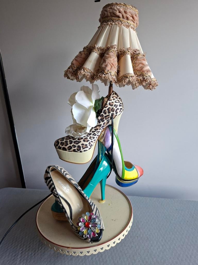 Unieke decoratieve tafellamp met schoenen, Huis en Inrichting, Lampen | Tafellampen, Zo goed als nieuw, 50 tot 75 cm, Kunststof