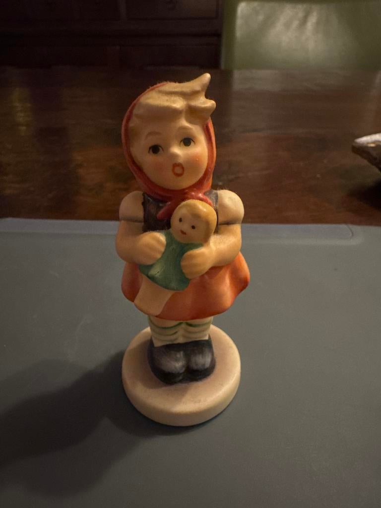 Vintage Hummel beeldje - Meisje met pop, Ophalen of Verzenden