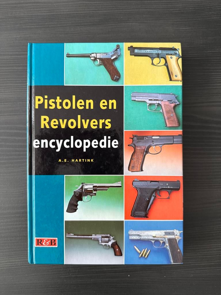 Encyclopedie Pistolen en Revolvers - A.E. Hartink, Boeken, Encyclopedieën, Ophalen of Verzenden, Gelezen, Overige onderwerpen