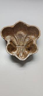 ANTIEKE GEGLAZUURDE TERRACOTTA KOM FRANSE LELIE VORM  1950, Ophalen of Verzenden