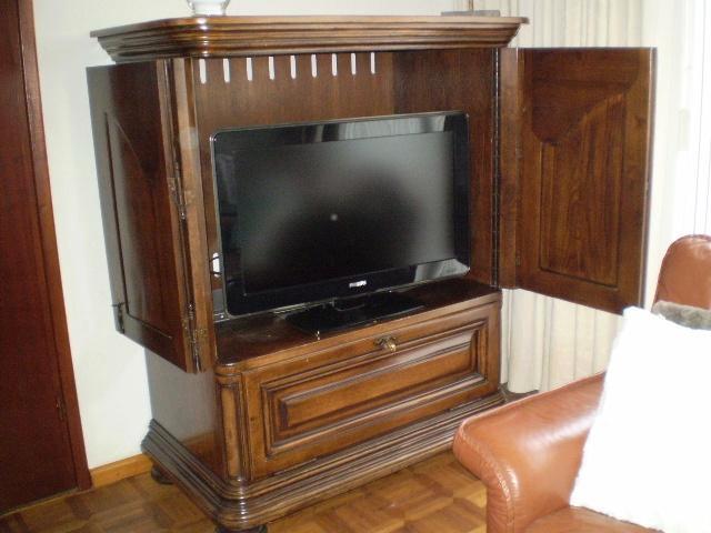 Vol-eiken tv-kast met dubbel-scharnierende deuren, die helem, Huis en Inrichting, Kasten | Televisiemeubels, Zo goed als nieuw