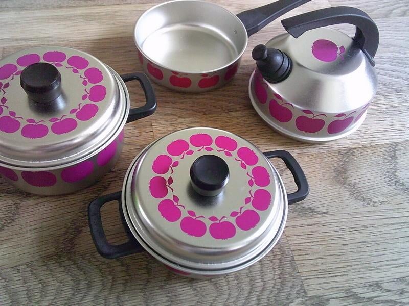 Kinderkeukentje pannensetje mini pannetjes en fluitketel, Ophalen of Verzenden, Zo goed als nieuw, Overige materialen, Speelkeuken-accessoire