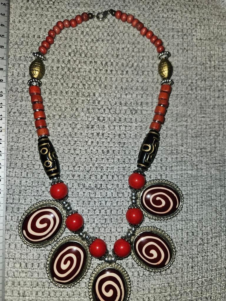 Unieke ketting met etnische kralen en hangers, Gebruikt, Ophalen of Verzenden, Rood, Overige materialen