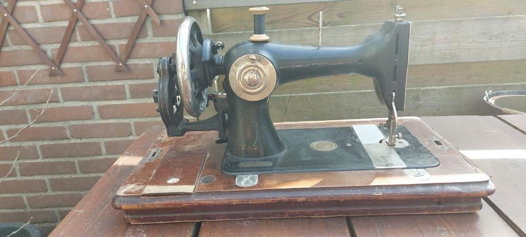 Antieke naaimachine - Decoratief of voor de liefhebber, Antiek en Kunst, Antiek | Naaimachines, Ophalen