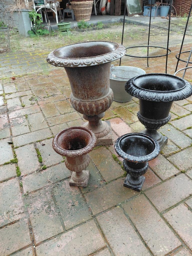 Set van 4 gietijzeren vazen in diverse maten, Ophalen