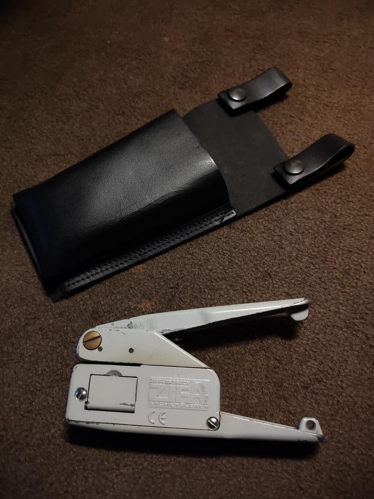 N.S. Conducteurs kniptang met lederen holster, Verzamelen, Ophalen of Verzenden, Gebruikt, Trein, Overige typen