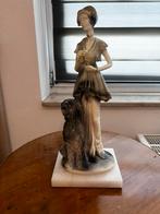Marmeren beeld - staande vrouw met hond, Verzamelen, Beelden en Beeldjes, Ophalen, Zo goed als nieuw, Mens