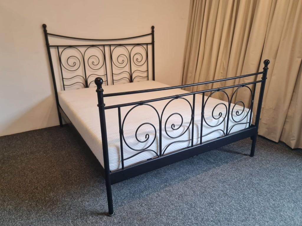 Metalen bed 160x200 + matras. Leveren mogelijk., Zwart, Tweepersoons, Ophalen of Verzenden, Zo goed als nieuw