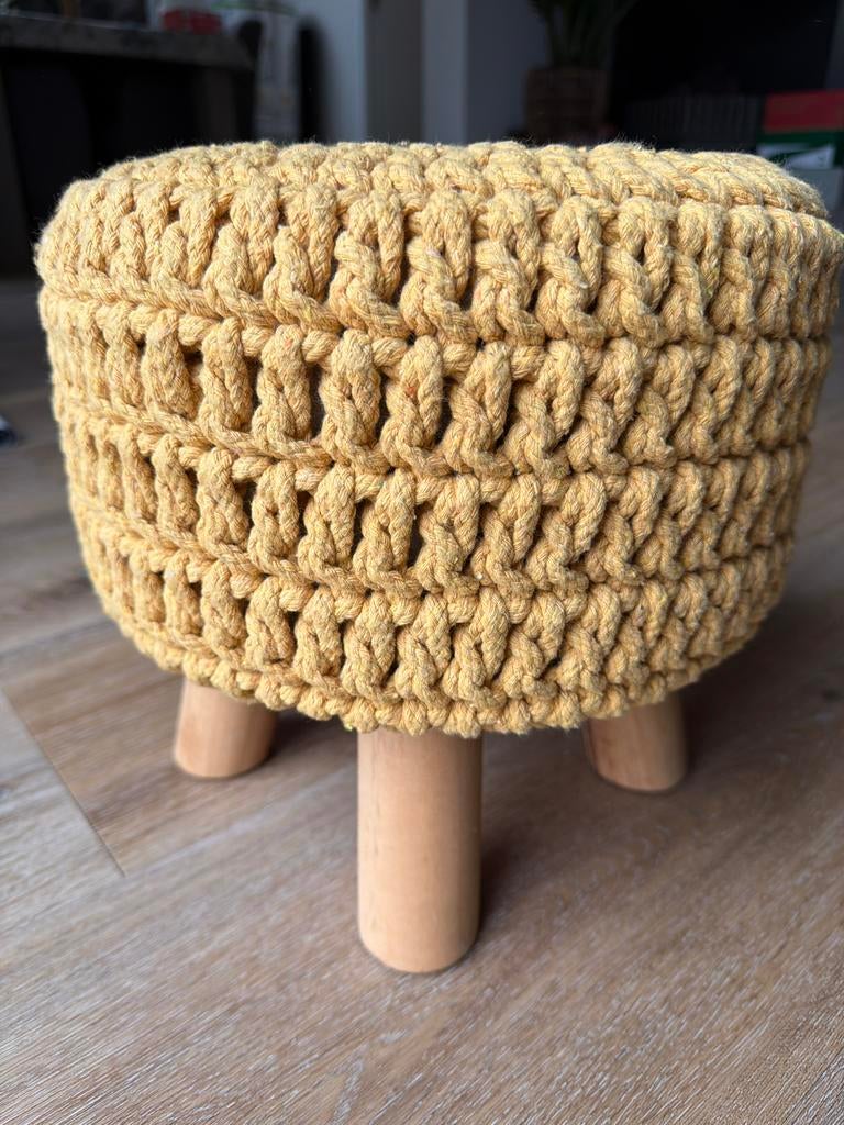 Oker gele gehaakte poef met houten poten, Minder dan 50 cm, Rond, Ophalen of Verzenden, Zo goed als nieuw