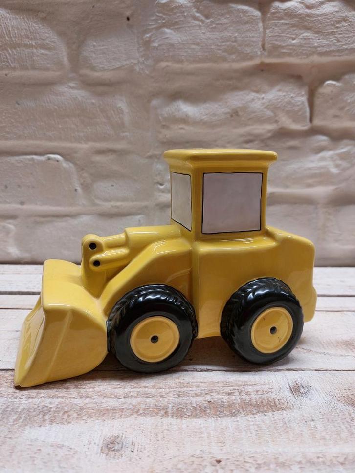 Gele spaarpot in de vorm van een graafmachine, Verzamelen, Spaarpotten, Nieuw, Vervoermiddel, Steen, Aardewerk of Keramiek, Verzenden