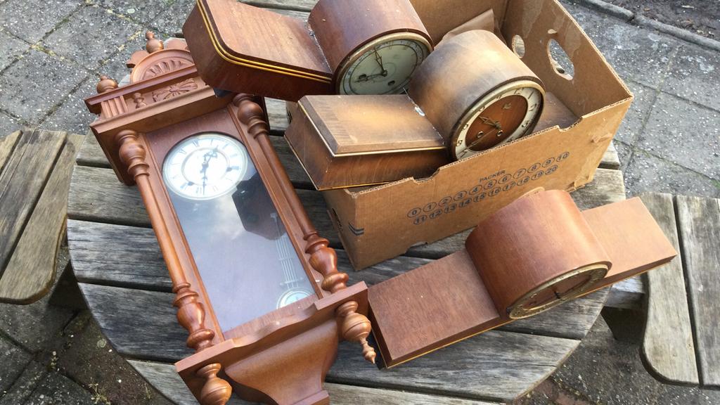 Zoldervondst klokken. Ophalen., Antiek en Kunst, Ophalen of Verzenden