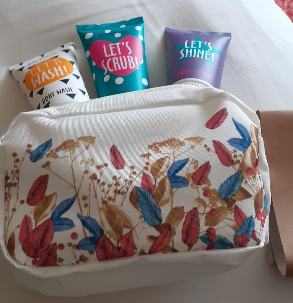 Mooi toilet tasje met scrub/bodywas /lotion nieuw, Ophalen of Verzenden, Nieuw, Dame