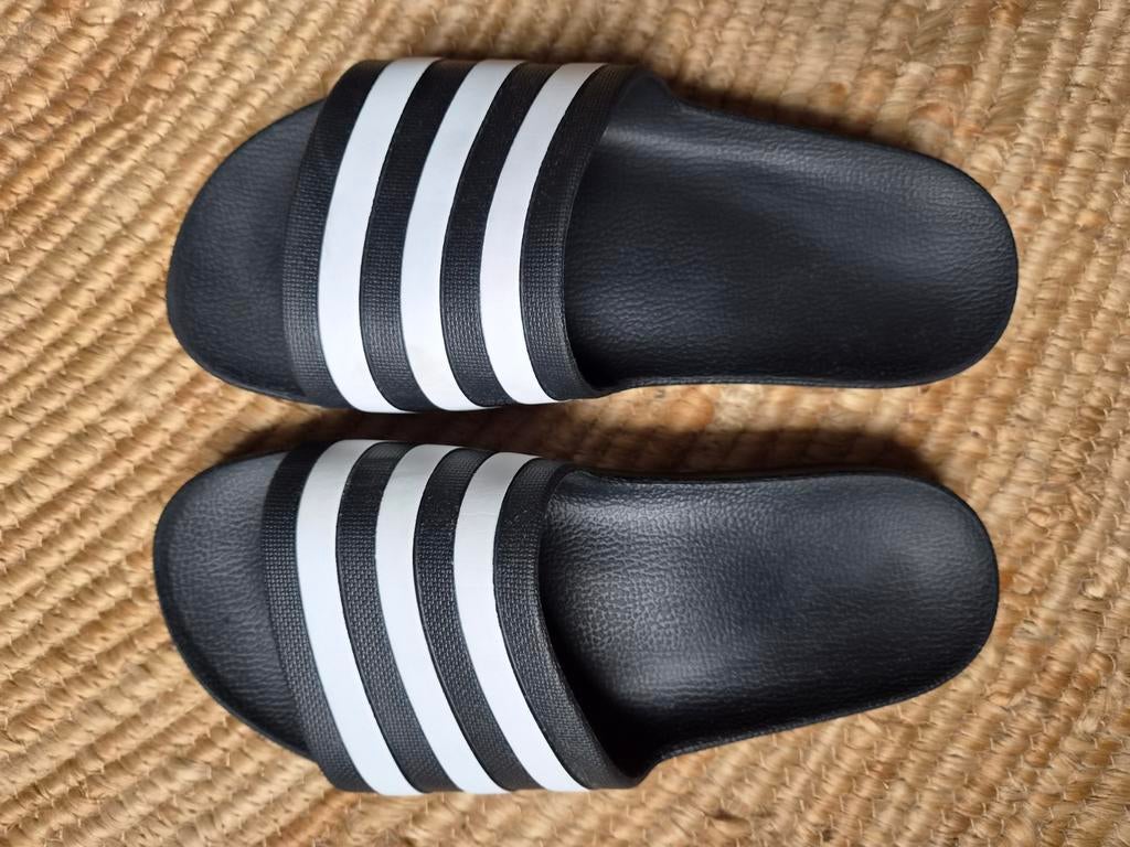 Unisex sluppers van Adidas maat 38, in nieuwstaat!, Kleding | Heren, Badmode en Zwemkleding, Ophalen, Overige maten, Zwart