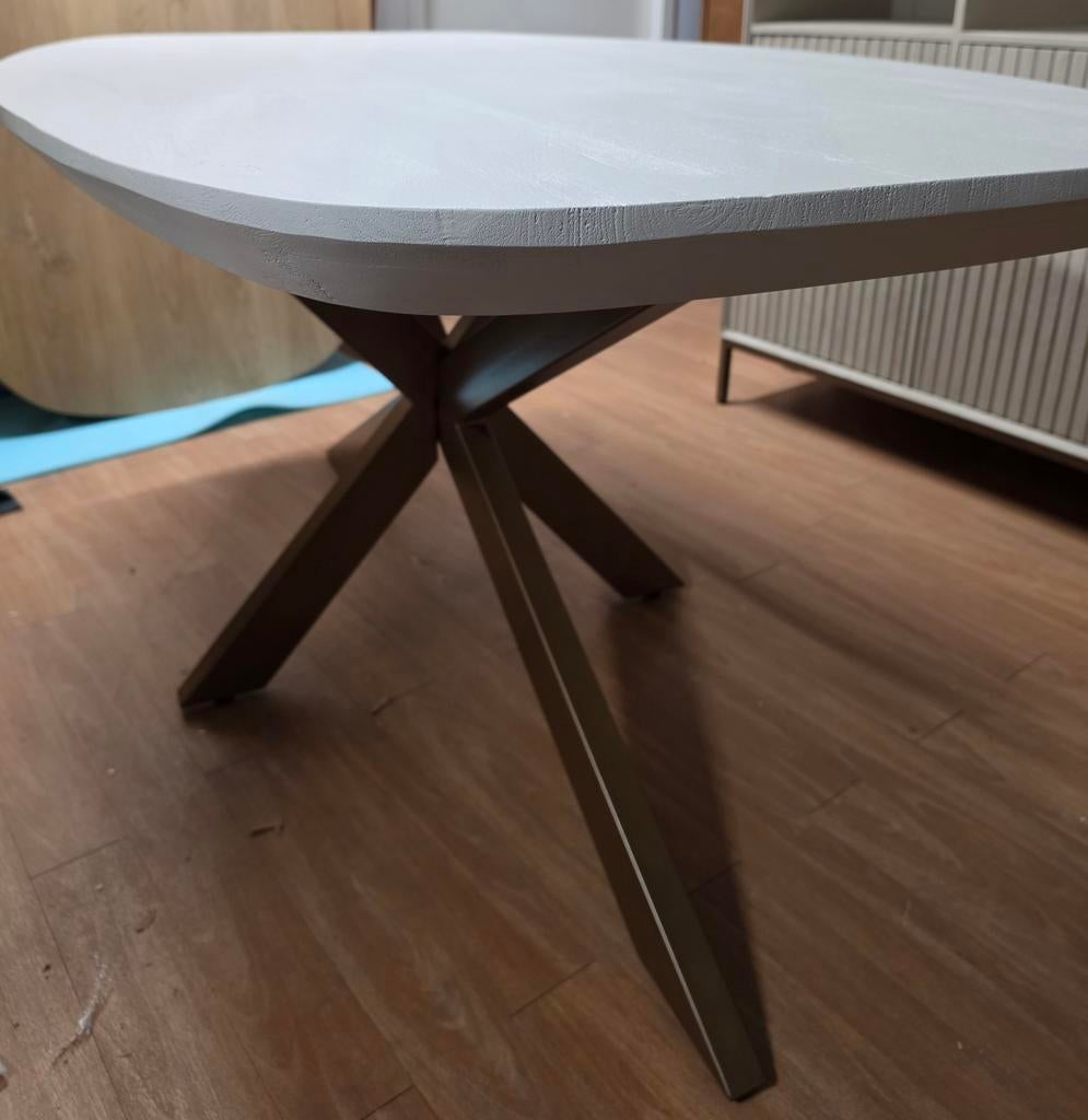 Deens ovale eettafel Madison sand 160 cm bronzen poot, Madison, Info@meubeloutletmeppel.nl, 50 tot 100 cm, Zo goed als nieuw