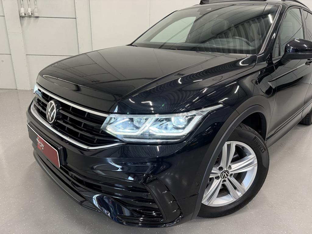 Volkswagen Tiguan 1.4 TSI eHybrid 3xR-Line PANO/TREKHAAK/HEA, Auto's, Volkswagen, 1716 kg, Zwart, 4 cilinders, Met garantie (alle)