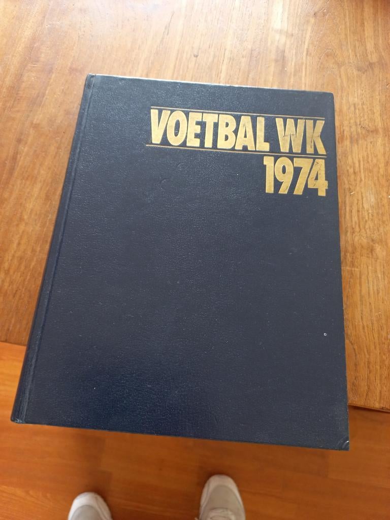Te koop voetbal boek wk 1974 met plaatjes, Ophalen, Overige onderwerpen