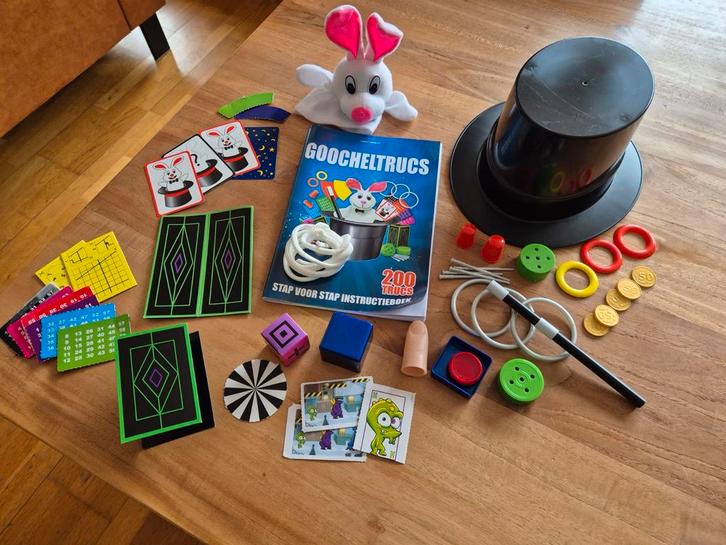 Grote goocheldoos met veel spullen, Hobby en Vrije tijd, Gezelschapsspellen | Overige, Zo goed als nieuw, Ophalen of Verzenden